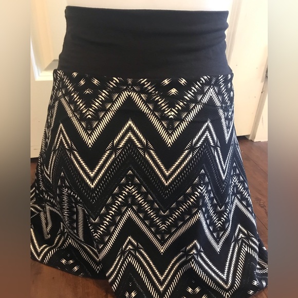 Marie C Black White Zig Zag Elastic Waistband Mini Skirt size Small - Picture 2 of 10
